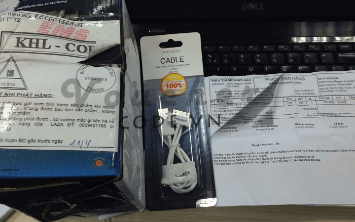 lazada giao nham hang Lazada giao nhầm cục sạc điện thoại cho khách