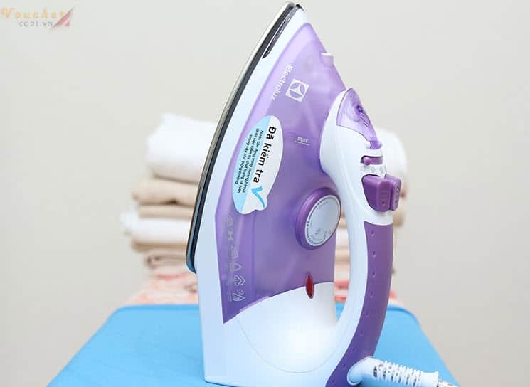 Ban la hoi nuoc loai nao tot 7 Bàn ủi hơi nước Electrolux ESI4015