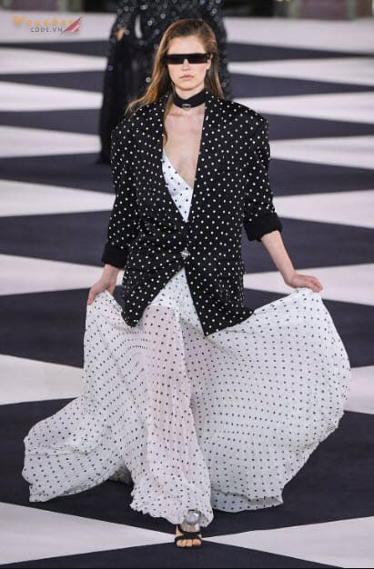 Xu hướng thời trang nữ 2020: Họa tiết chấm bi.
