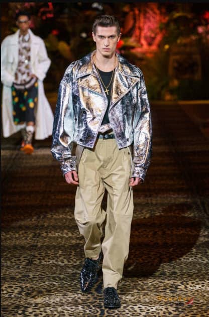 Xu hướng thời trang nam 2020: Chất liệu da mềm.