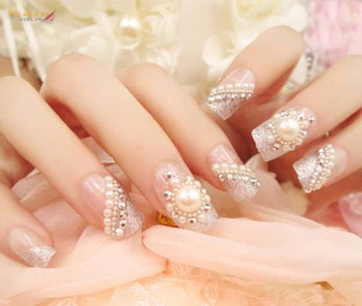 Mẫu nail đính đá đơn giản