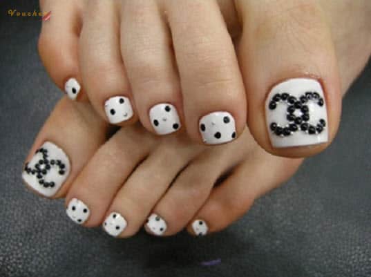 Mẫu nail họa tiết chấm bi