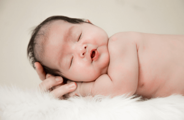 tinh dau massage cho tre so sinh 1