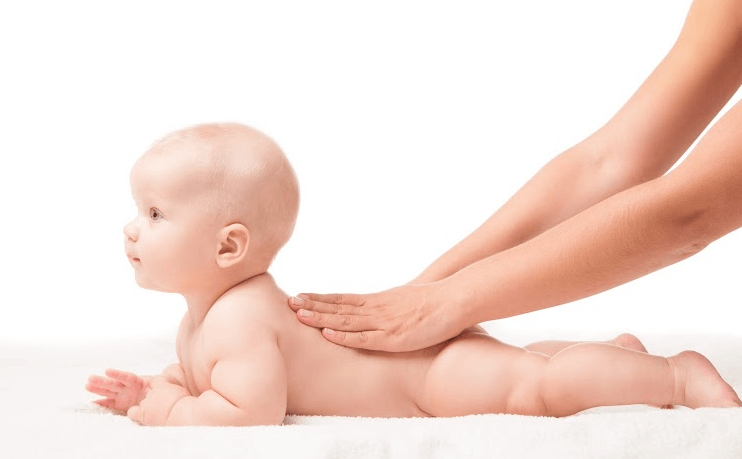 tinh dau massage cho tre so sinh 2